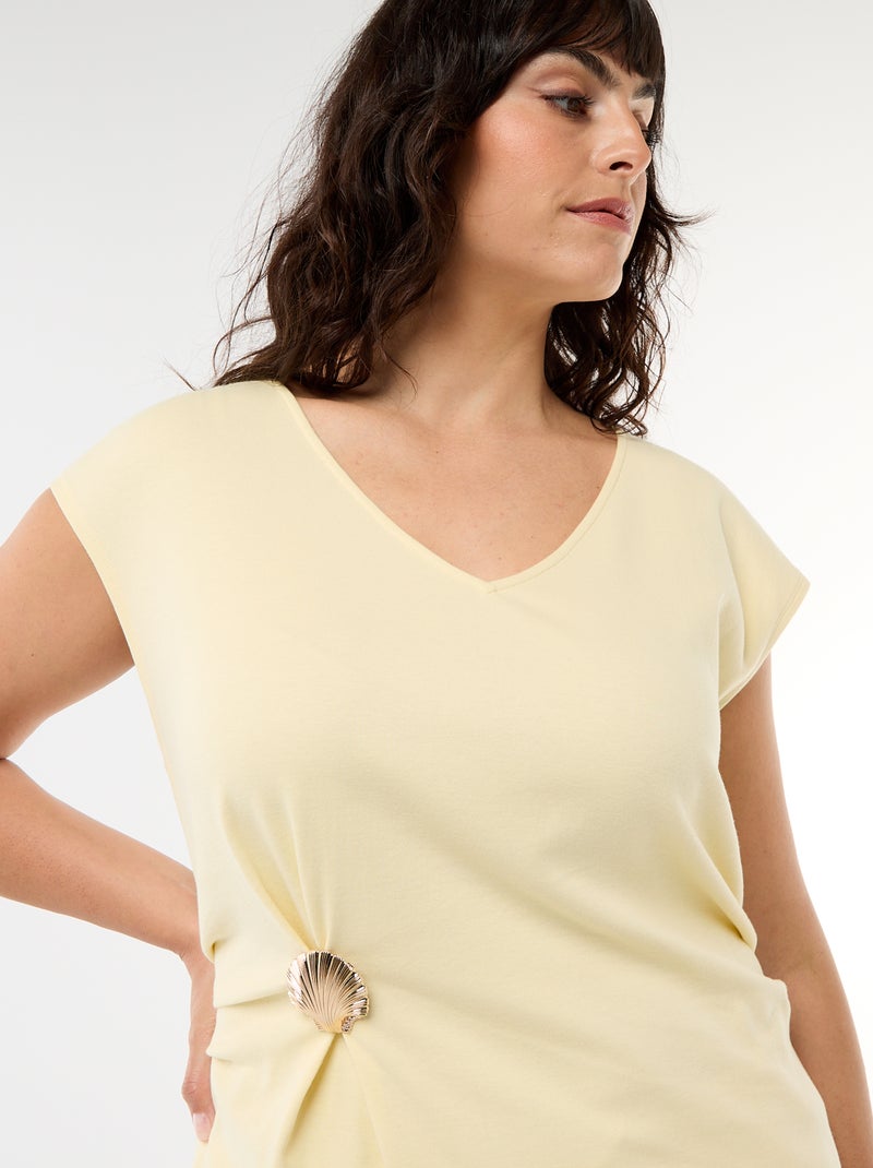 Tee-shirt drapé avec bijou doré Jaune - Kiabi