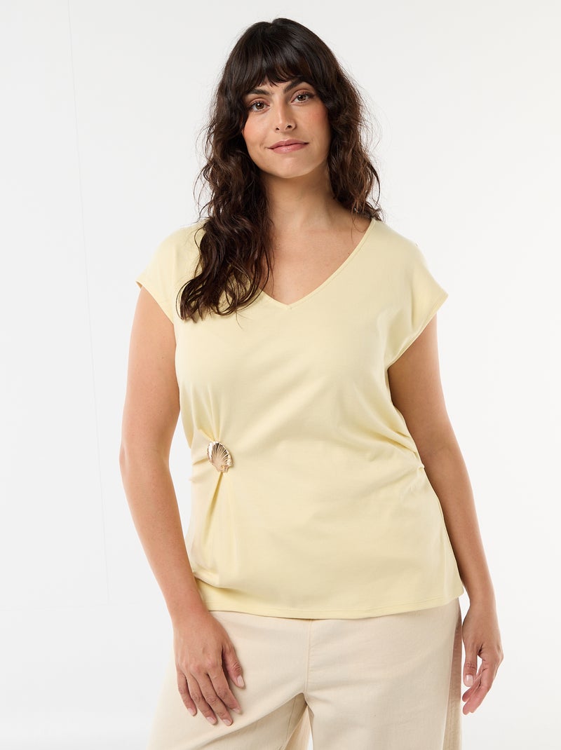 Tee-shirt drapé avec bijou doré Jaune - Kiabi