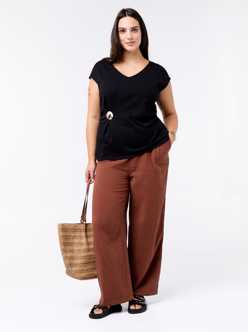 Tee-shirt drapé avec bijou doré Noir - Kiabi