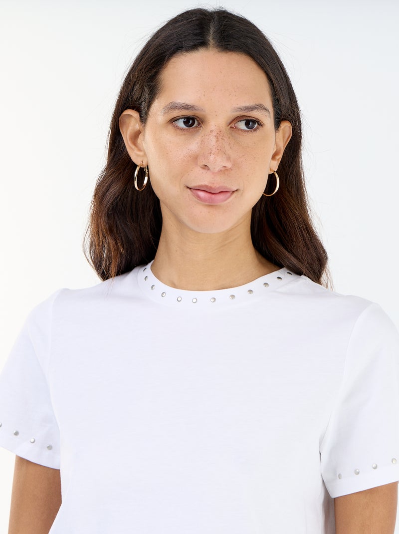 Tee-shirt en jersey avec clous au col et aux manches Blanc - Kiabi