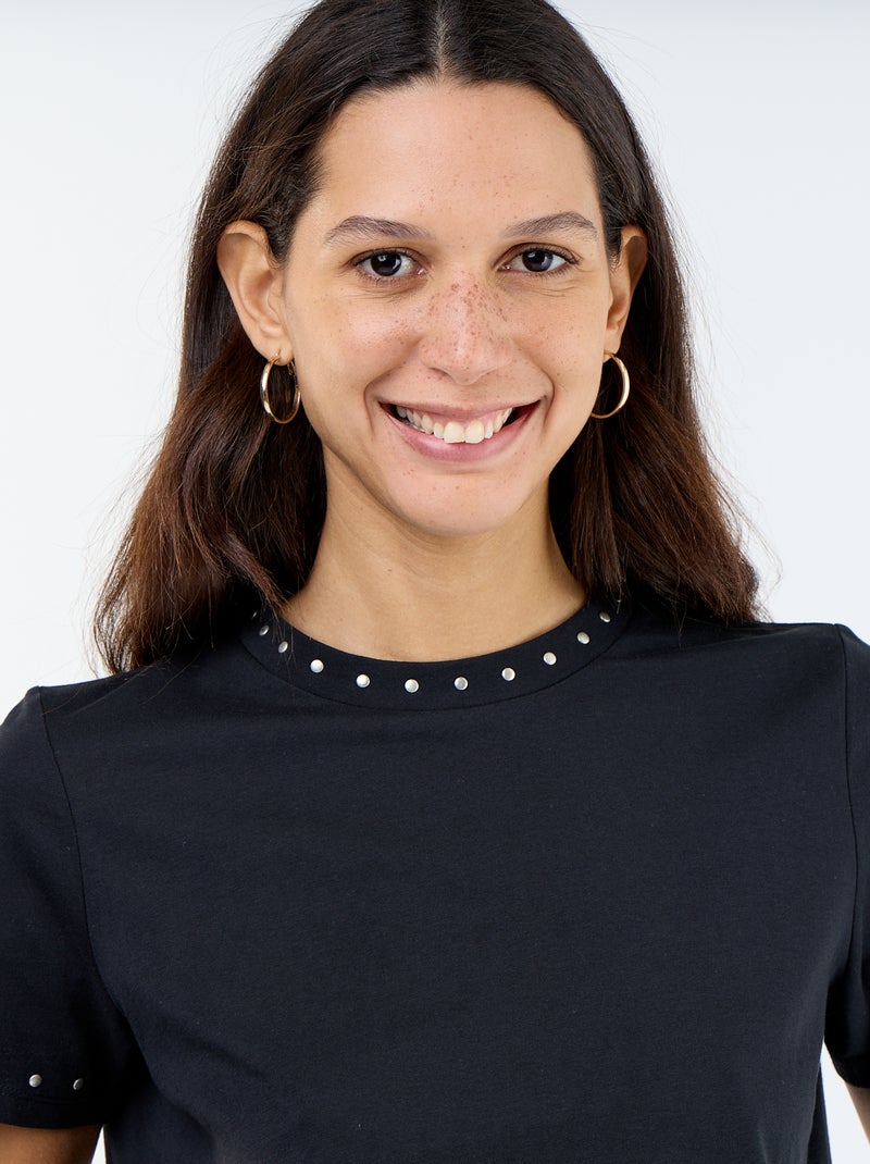 Tee-shirt en jersey avec clous au col et aux manches Noir - Kiabi