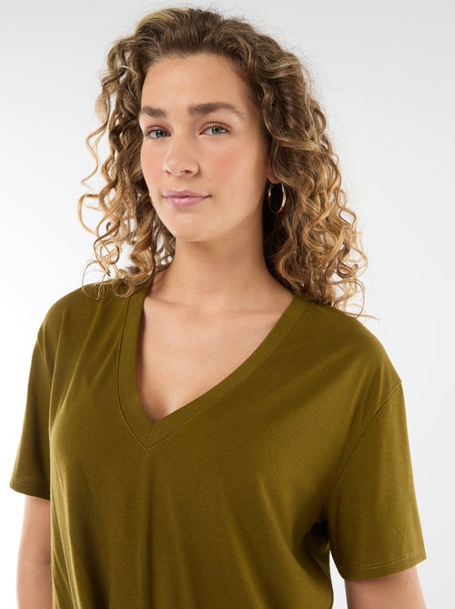 Tee-shirt manches courtes avec encolure en V - Kiabi Tee-shirt manches courtes avec encolure en V - Kiabi