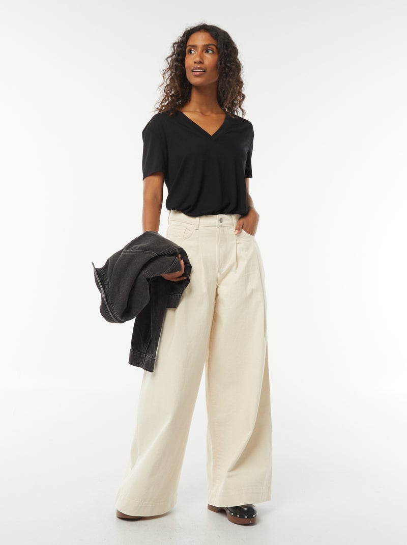 Tee-shirt manches courtes avec encolure en V Noir - Kiabi