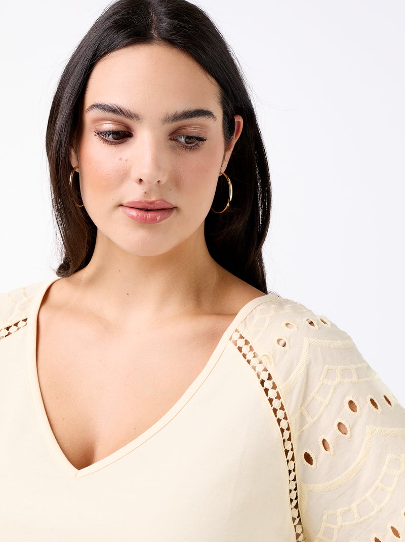 Tee-shirt uni avec broderies sur les manches Beige - Kiabi