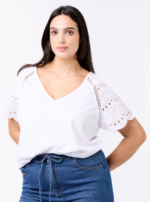 Tee-shirt uni avec broderies sur les manches - Kiabi