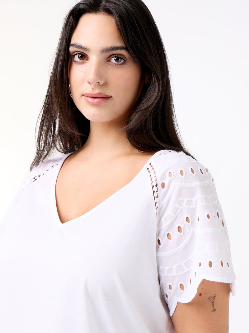 Tee-shirt uni avec broderies sur les manches Blanc - Kiabi