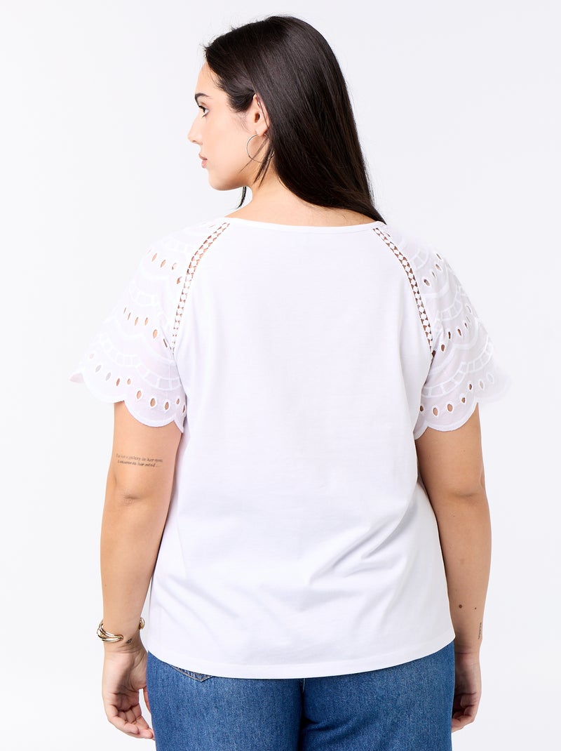 Tee-shirt uni avec broderies sur les manches Blanc - Kiabi