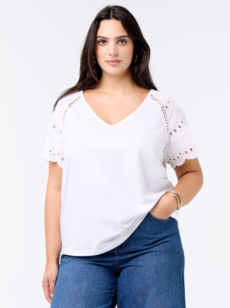 Tee-shirt uni avec broderies sur les manches Blanc - Kiabi