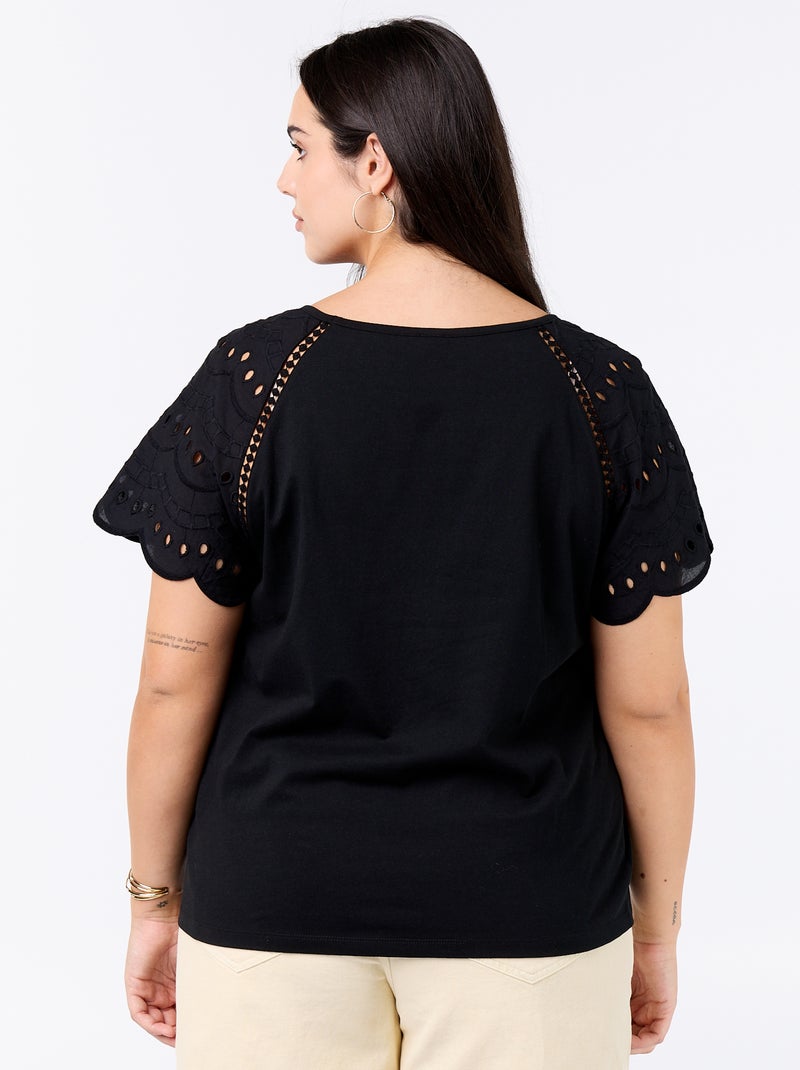 Tee-shirt uni avec broderies sur les manches Noir - Kiabi
