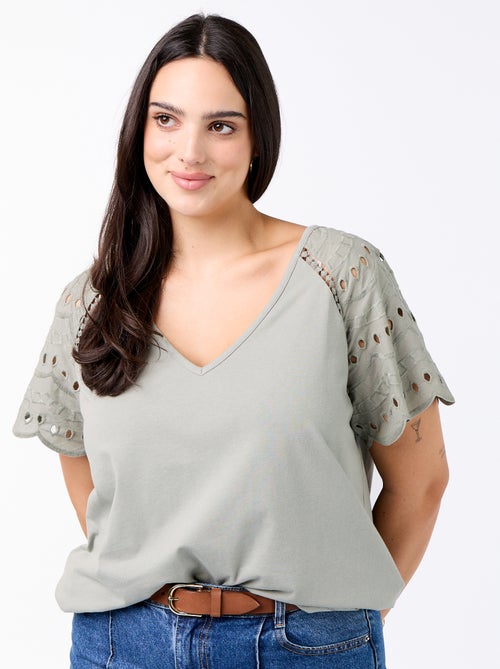 Tee-shirt uni avec broderies sur les manches - Kiabi