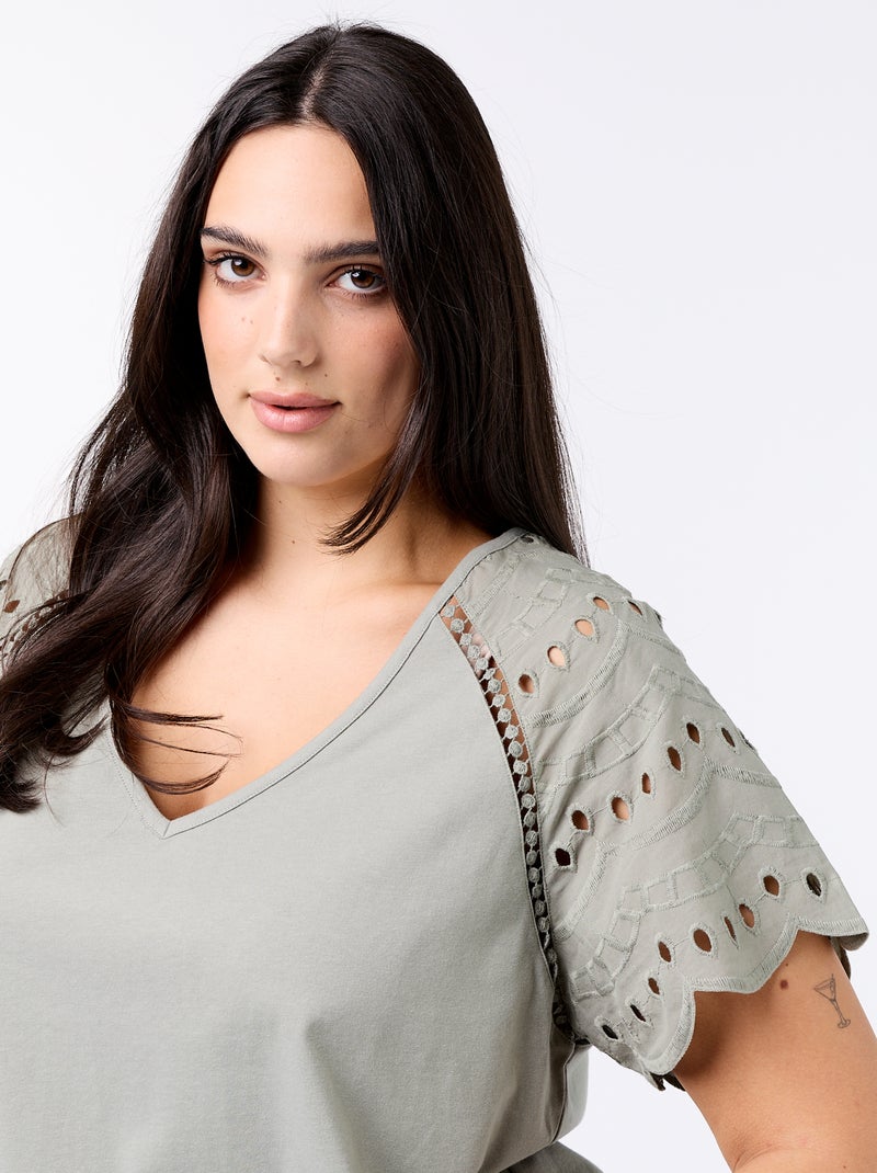 Tee-shirt uni avec broderies sur les manches Vert - Kiabi