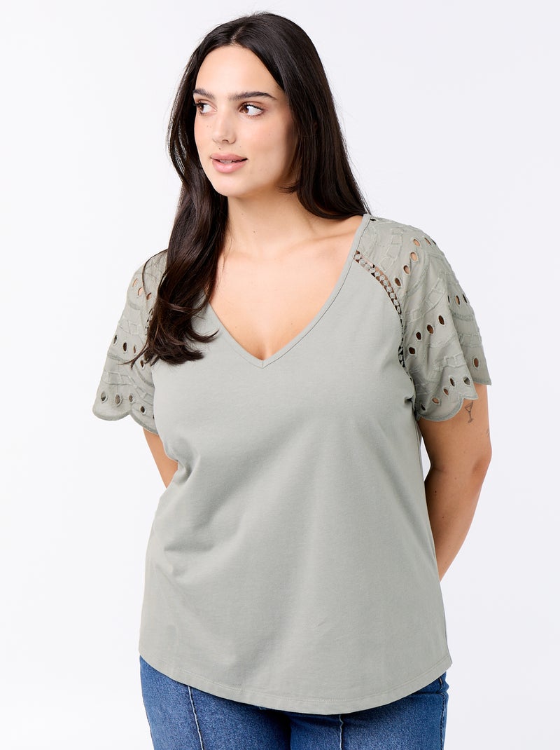 Tee-shirt uni avec broderies sur les manches Vert - Kiabi