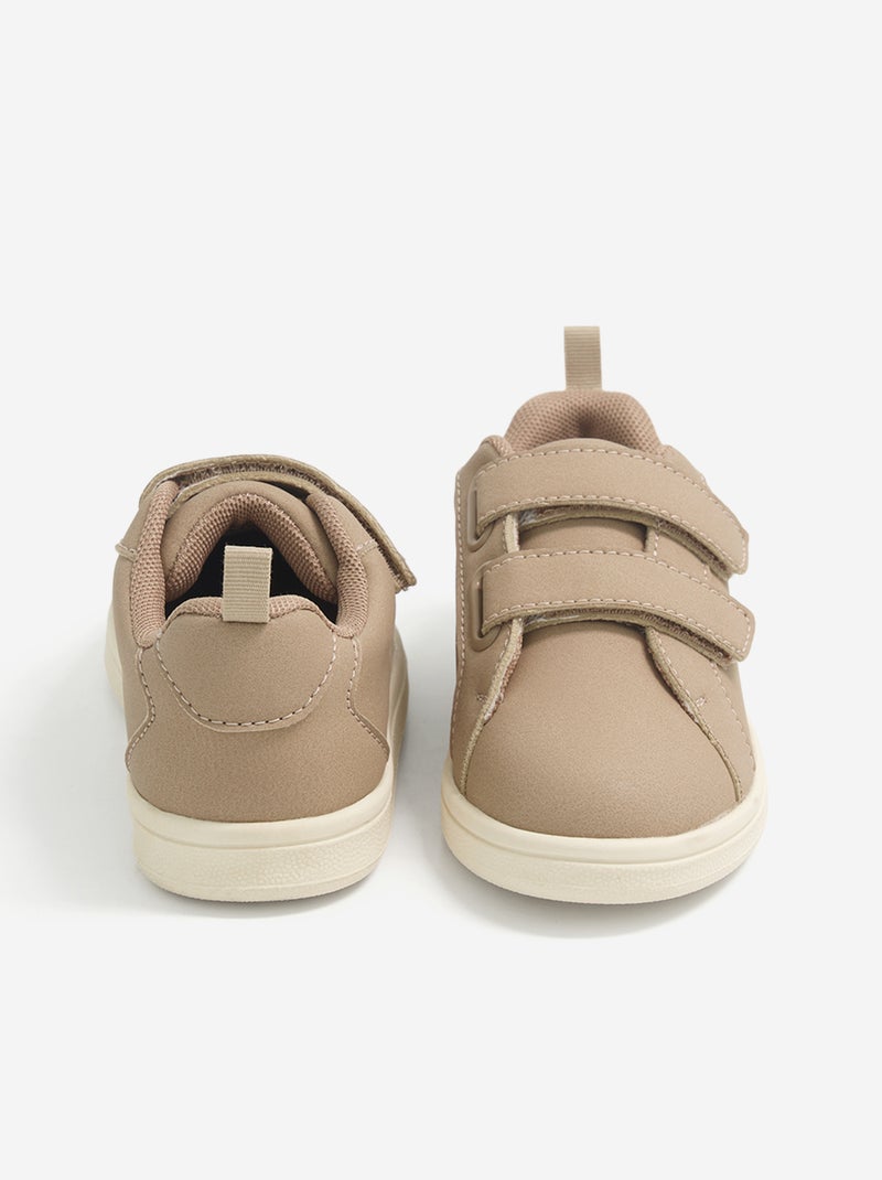 Tiefe Sneakers mit Klettverschlüssen Beige - Kiabi
