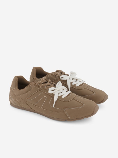 Tiefe Sneakers mit zweifarbigen Schn?rsenkeln - Kiabi