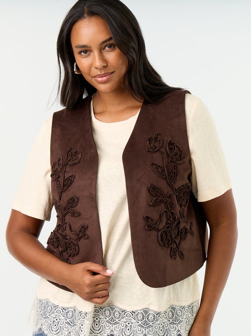 Veste en suédine sans manches avec broderies - Kiabi Veste en suédine sans manches avec broderies - Kiabi