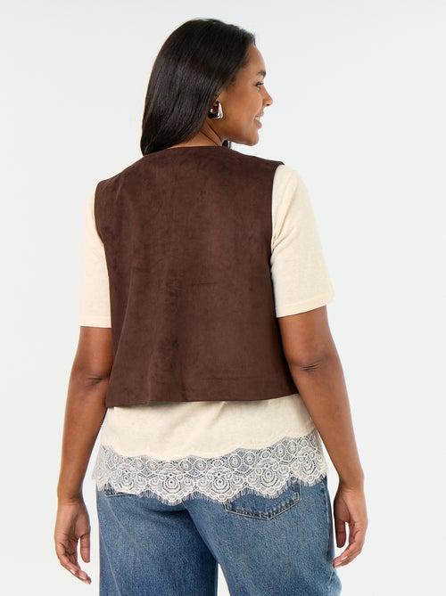 Veste en suédine sans manches avec broderies - Kiabi Veste en suédine sans manches avec broderies - Kiabi