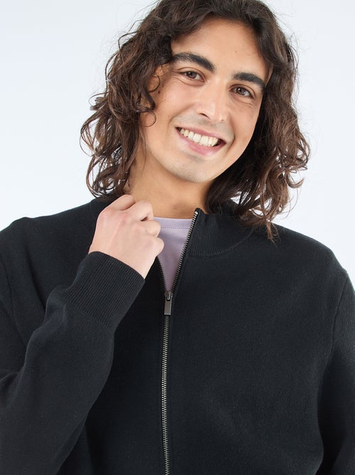 Warme Strickjacke mit Stehkragen und Reissverschluss - Kiabi Warme Strickjacke mit Stehkragen und Reissverschluss - Kiabi