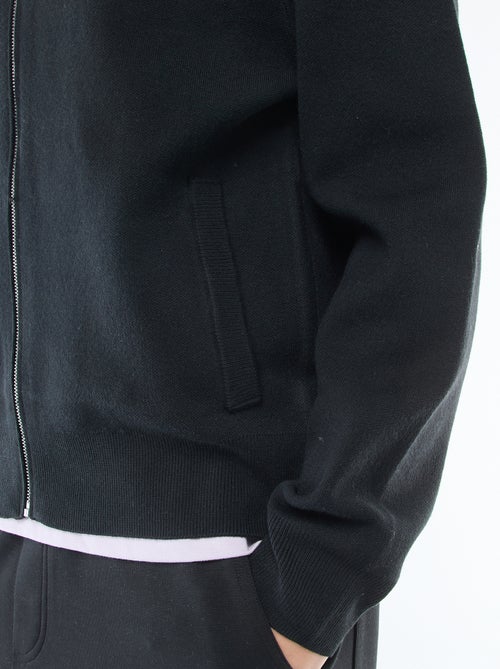 Warme Strickjacke mit Stehkragen und Reissverschluss - Kiabi Warme Strickjacke mit Stehkragen und Reissverschluss - Kiabi