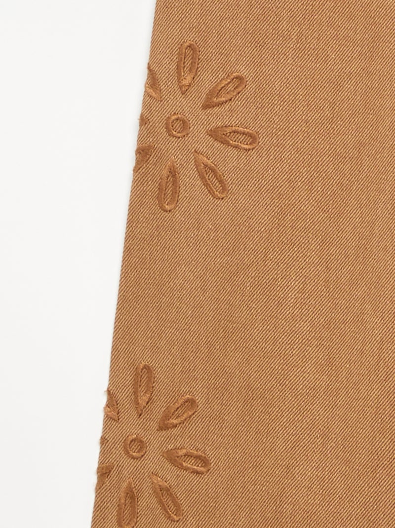 Weite Hose mit Blumenstickereien Braun - Kiabi