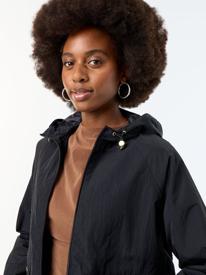 Windbreaker-Blouson mit Kapuze und Pattentaschen Schwarz - Kiabi