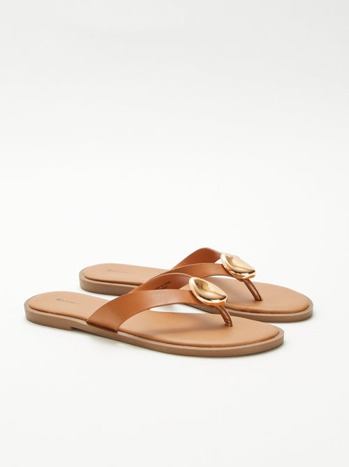 Zehenstegsandalen aus Kunstleder mit Metalldetail - Kiabi Zehenstegsandalen aus Kunstleder mit Metalldetail - Kiabi