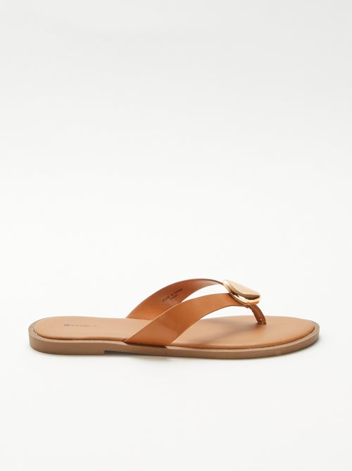 Zehenstegsandalen aus Kunstleder mit Metalldetail - Kiabi Zehenstegsandalen aus Kunstleder mit Metalldetail - Kiabi