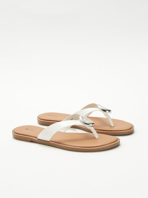 Zehenstegsandalen aus Kunstleder mit Metalldetail - Kiabi