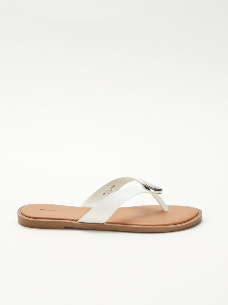 Zehenstegsandalen aus Kunstleder mit Metalldetail Weiß - Kiabi
