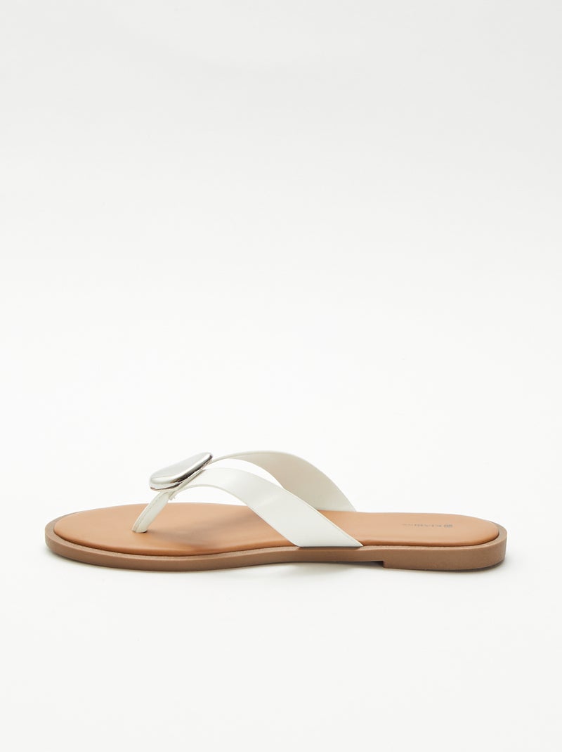 Zehenstegsandalen aus Kunstleder mit Metalldetail Weiß - Kiabi